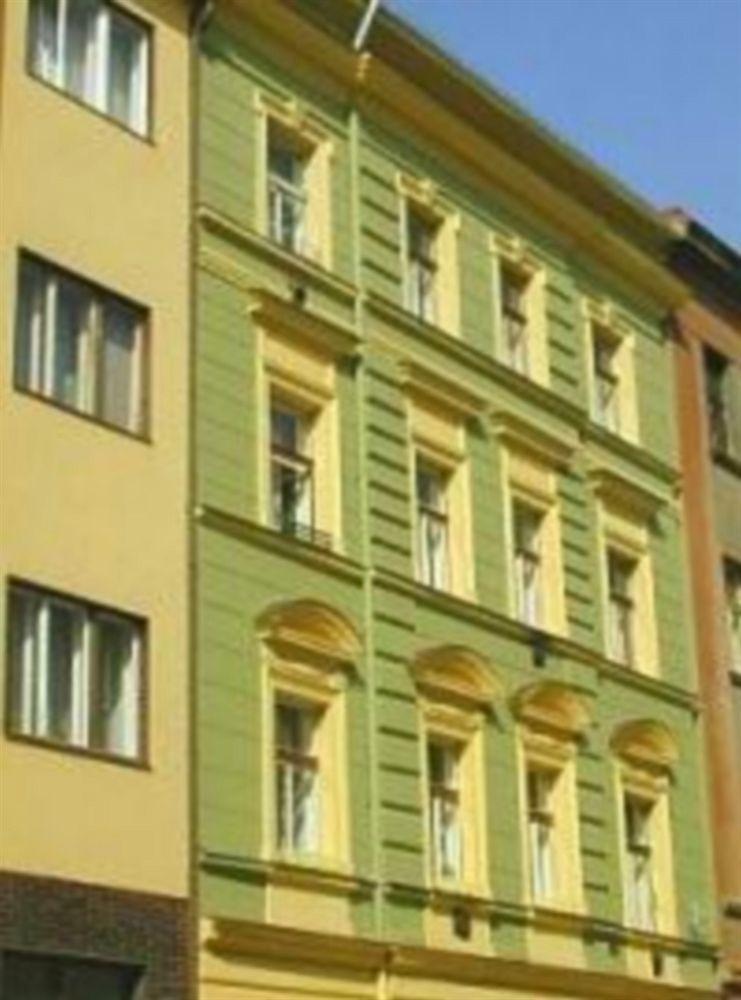 Vlkova Palace Prag Exteriör bild