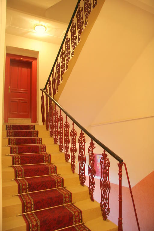 Vlkova Palace Prag Exteriör bild
